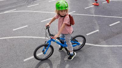 Das erste Mal Fahrrad fahren – ein Moment, den dein Kind nie vergisst