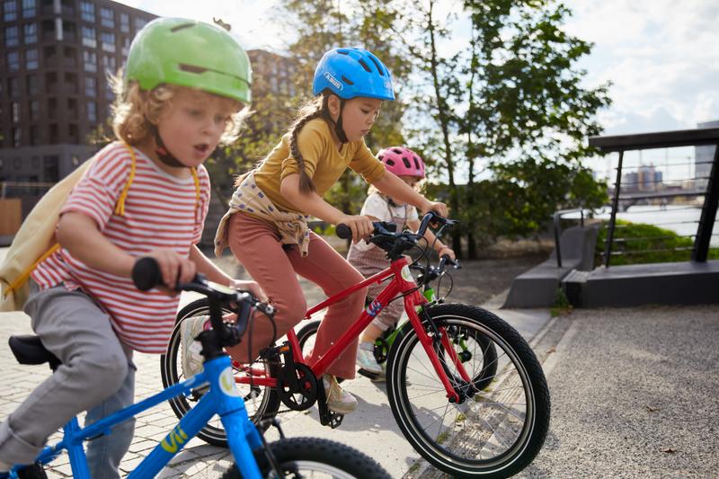 Kindergruppe genießt Fahrradfahren ohne Stützräder