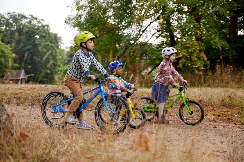 Kindergruppe genießt Fahrradfahren ohne Stützräder