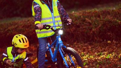 Sicher durch den Herbst radeln: 10 Tipps für aktive Abenteurer